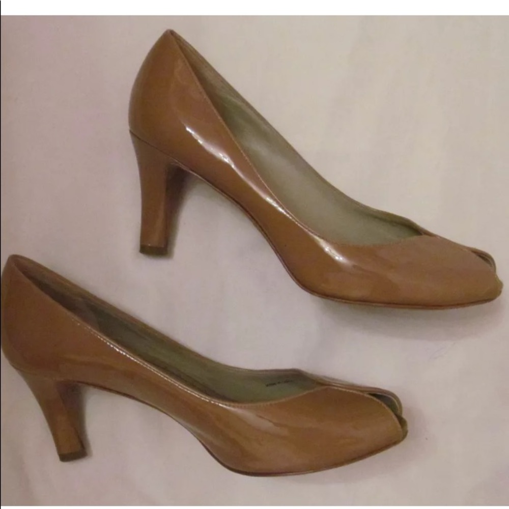 MARC JACOBS beige patent leather peep toe shoes